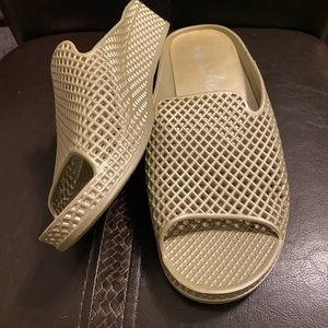 Sketchers - Gold slip on